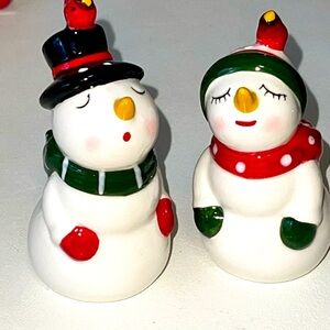 NWT- kissing snowman salt and pepper shakers set